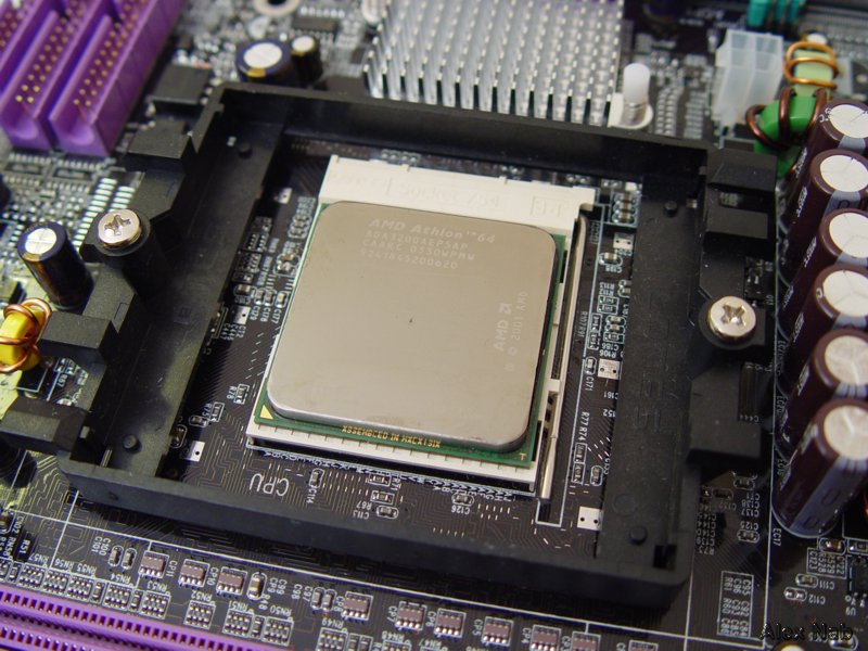 Процессор AMD Athlon 64 +3200 в гнезде S-754